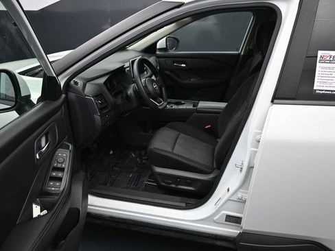 Used 2024 Nissan Rogue SV FWD image 11