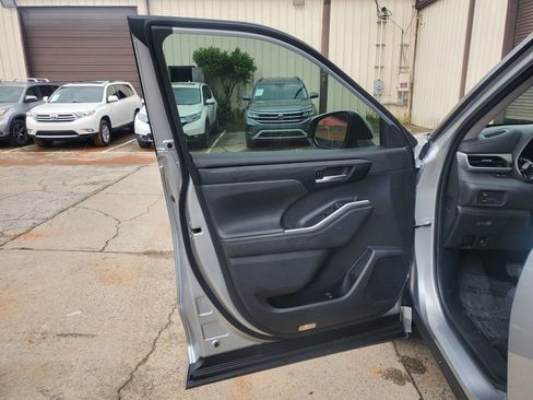 Used 2022 Toyota Highlander XLE FWD image 22