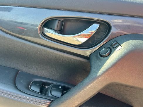 Used 2020 Nissan Rogue SV FWD image 17
