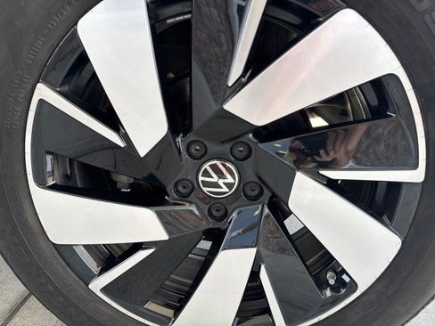 Used 2025 Volkswagen Atlas Cross Sport SE FWD image 5
