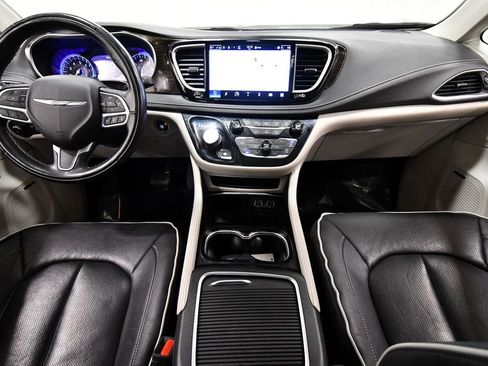 Used 2022 Chrysler Pacifica Limited image 3