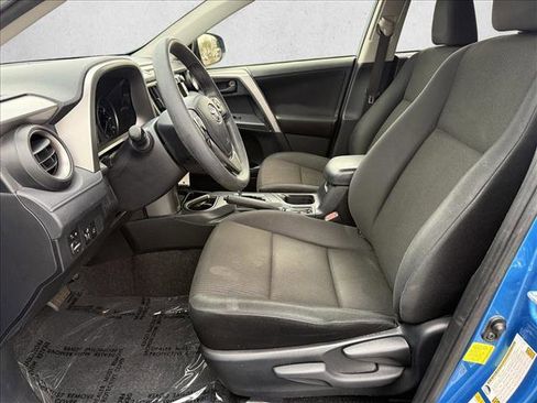 Used 2018 Toyota RAV4 LE image 10