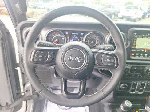 Used 2023 Jeep Gladiator Sport AWD/4WD image 13