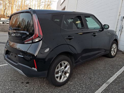 Used 2023 Kia Soul LX w/ LX Technology Package image 2