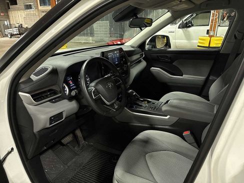 Used 2022 Toyota Highlander LE image 29