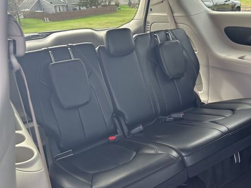 Used 2023 Chrysler Pacifica Touring-L image 57