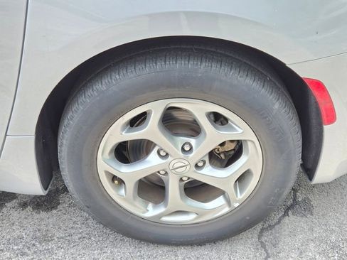 Used 2024 Chrysler Pacifica Limited FWD image 33