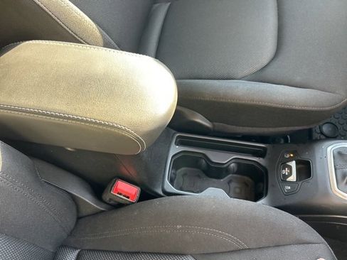 Used 2023 Jeep Renegade Latitude image 18