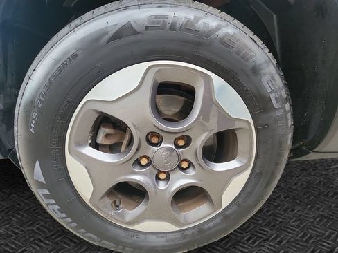 Used 2016 Jeep Renegade Latitude AWD/4WD image 11