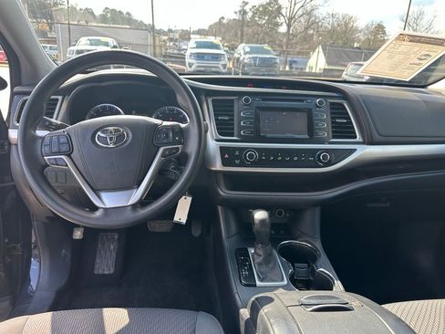 Used 2017 Toyota Highlander LE w/ Carpet Mat Package image 14