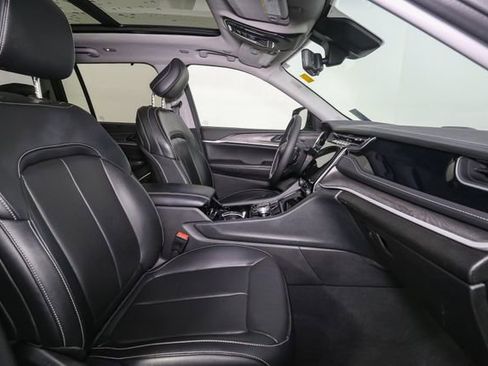 Used 2023 Jeep Grand Cherokee 4WD 4xe w/ Luxury Tech Group II image 17