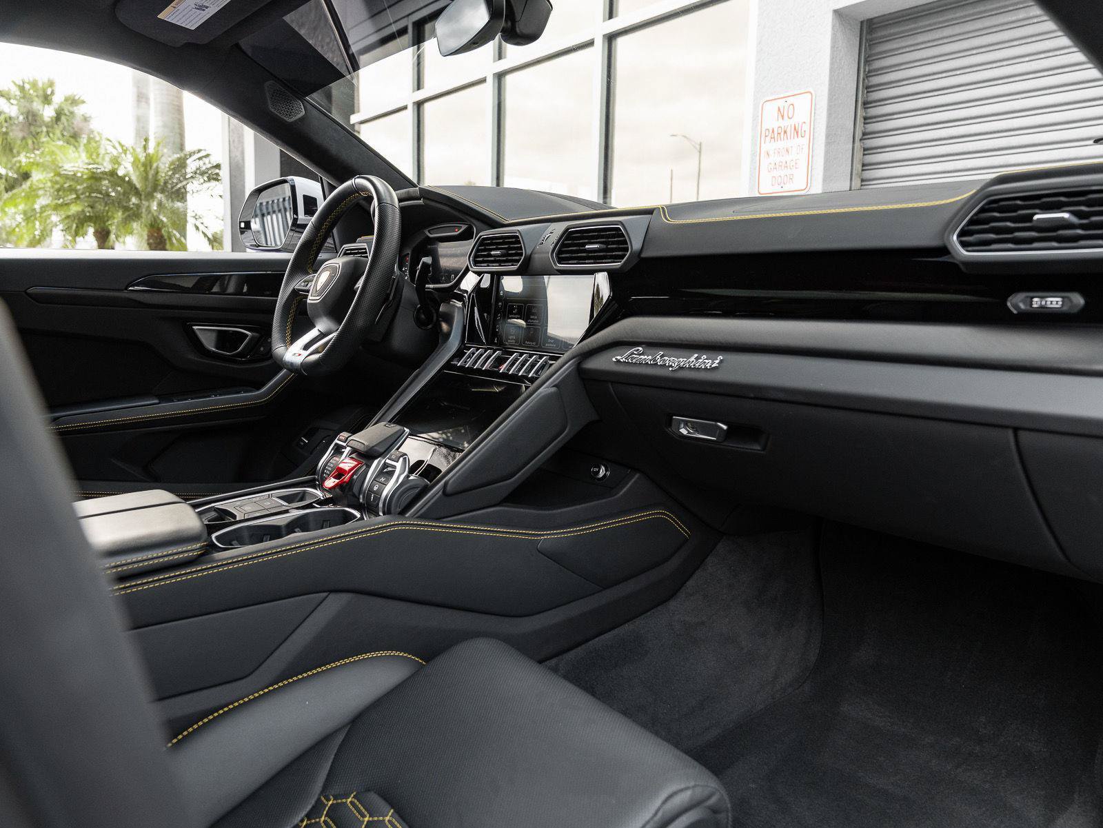 Used 2022 Lamborghini Urus AWD/4WD image 2