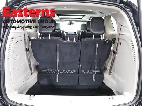 Used 2023 Chrysler Pacifica Limited FWD image 9