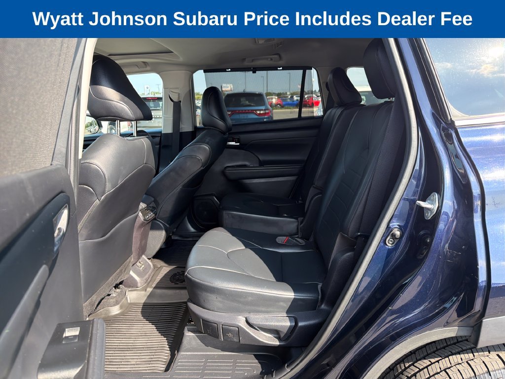 Used 2021 Toyota Highlander XLE AWD/4WD image 36