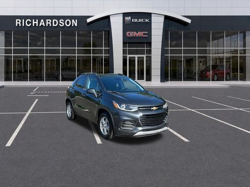 Used 2019 Chevrolet Trax LT w/ LT Convenience Package FWD image 8