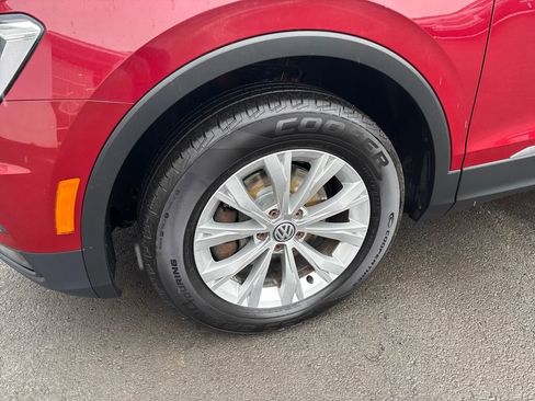 Used 2018 Volkswagen Tiguan SE w/ Panoramic Sunroof Package image 2