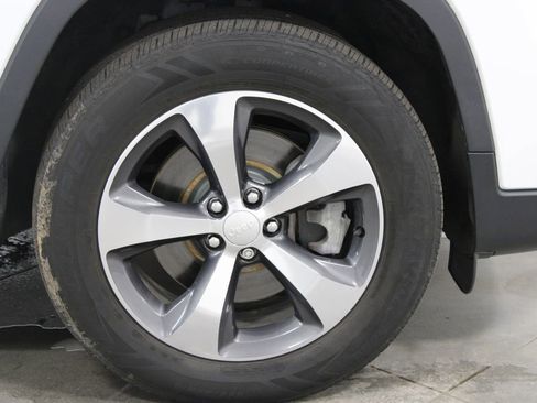Used 2019 Jeep Cherokee Limited AWD/4WD image 12