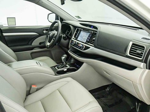 Used 2017 Toyota Highlander XLE w/ Preferred Accessory Package AWD/4WD image 17