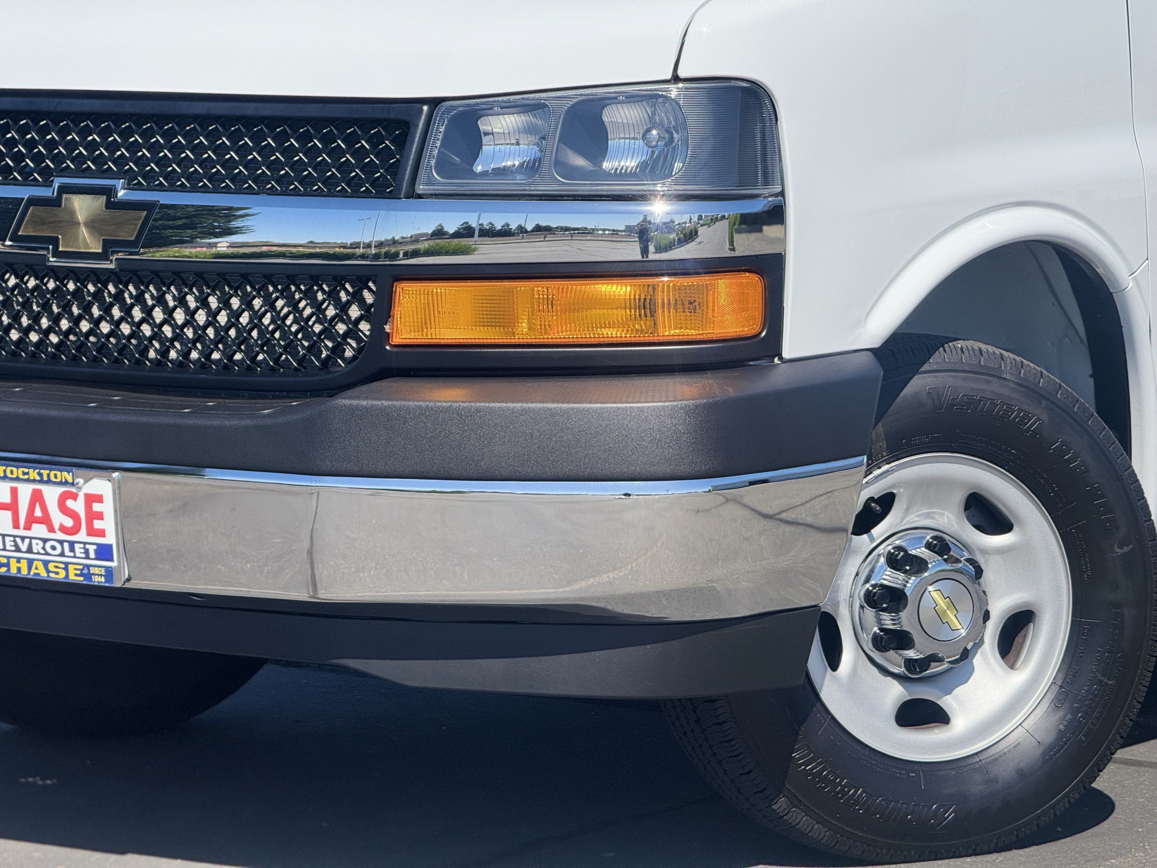 Certified 2025 Chevrolet Express 3500 LT w/ LT Preferred Equipment Group RWD image 3