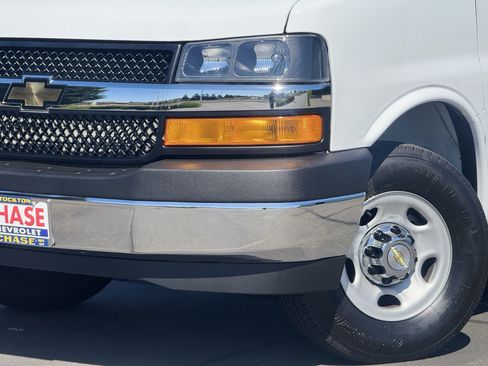 Used 2025 Chevrolet Express 3500 LT w/ LT Preferred Equipment Group RWD image 3