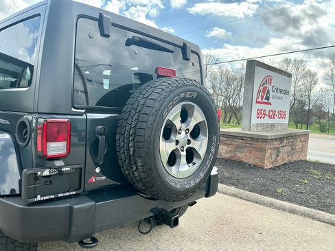 Used 2018 Jeep Wrangler Unlimited Sahara w/ Connectivity Group AWD/4WD image 22