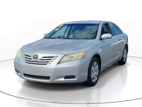 Used 2009 Toyota Camry LE FWD image 3