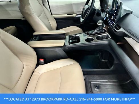 Used 2022 Toyota Sienna XLE FWD image 23