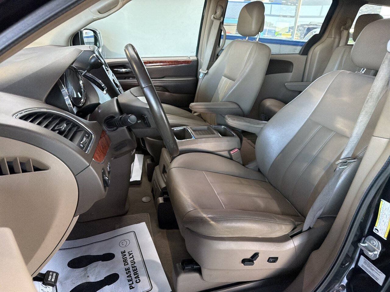 Used 2016 Chrysler Town & Country Touring FWD image 14