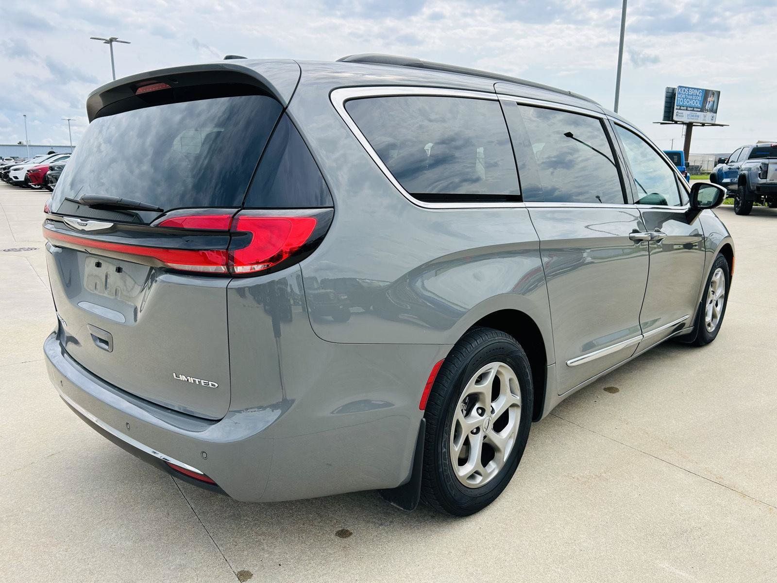 Used 2023 Chrysler Pacifica Limited FWD image 43