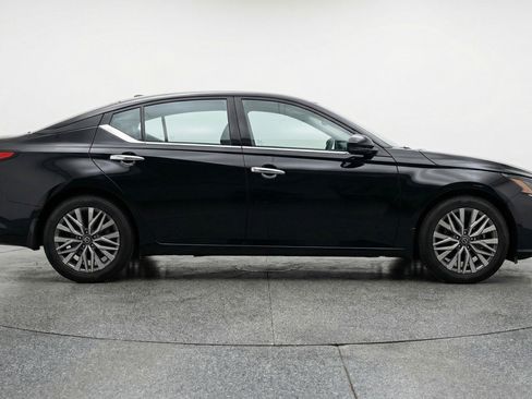 Used 2025 Nissan Altima 2.5 SV image 11