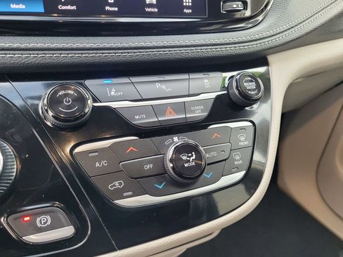 Used 2024 Chrysler Pacifica Select image 16