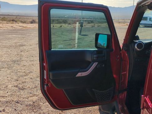 Used 2013 Jeep Wrangler Unlimited Rubicon w/ Max Tow Pkg image 12