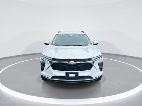 Used 2025 Chevrolet Trax LT w/ LT Convenience Package FWD image 3
