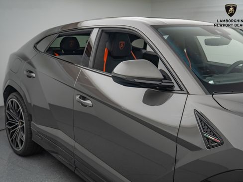 Used 2025 Lamborghini Urus SE image 4