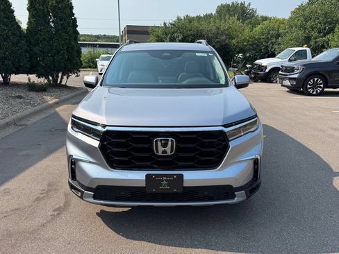 Used 2025 Honda Pilot Touring image 4