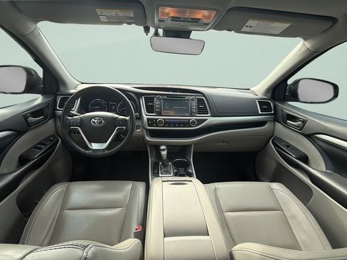 Used 2018 Toyota Highlander XLE AWD/4WD image 10