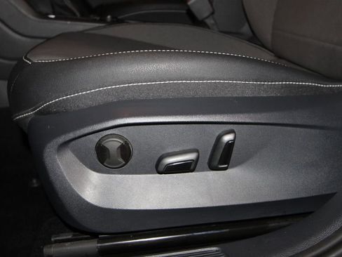 Used 2024 Volkswagen Taos SE image 7