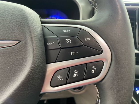 Used 2024 Chrysler Pacifica Touring-L image 22