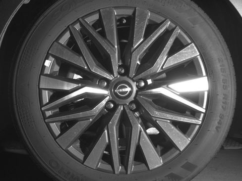 Used 2025 Nissan Altima 2.5 SV FWD image 12