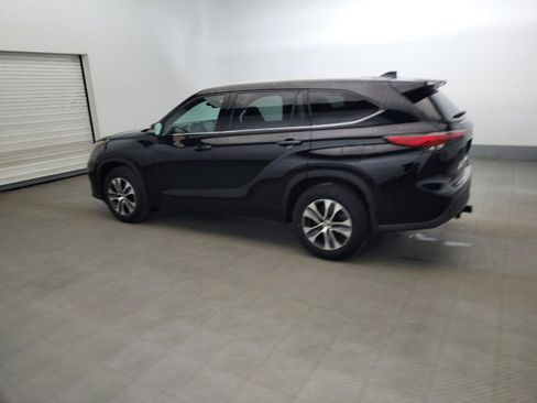 Used 2022 Toyota Highlander XLE image 3
