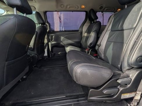 Used 2018 Toyota Sienna SE image 4