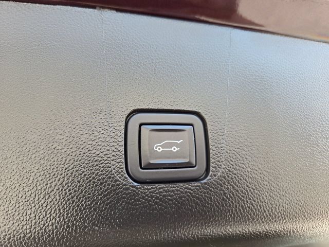 Used 2023 Chevrolet Traverse LT FWD image 12
