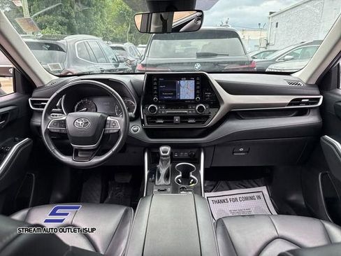 Used 2022 Toyota Highlander XLE image 23