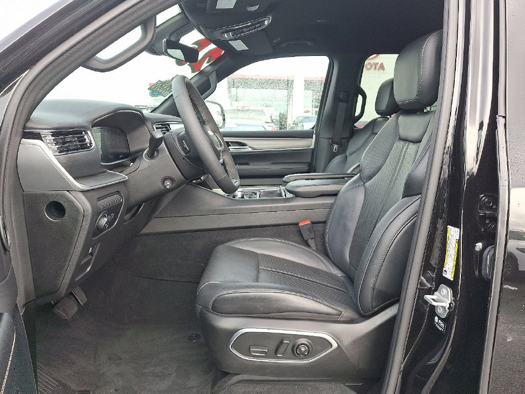 Used 2025 Jeep Wagoneer Series II w/ 8-Passenger Seating Package AWD/4WD image 14