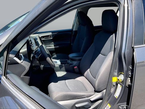 Used 2019 Toyota RAV4 LE w/ Carpet Mat Package FWD image 7