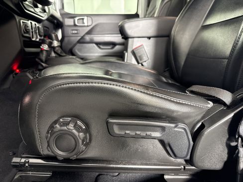 Used 2022 Jeep Wrangler Unlimited Sahara AWD/4WD image 13