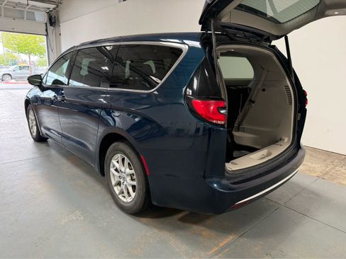 Used 2023 Chrysler Pacifica Touring-L FWD image 4