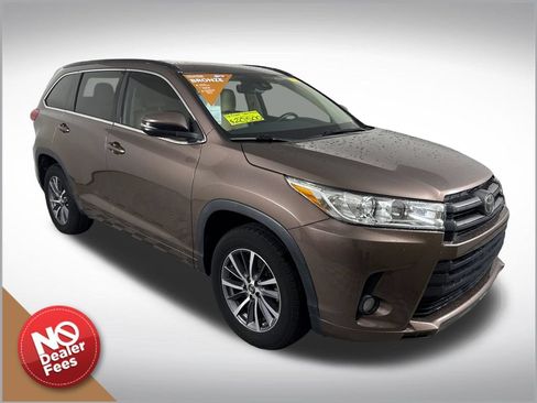 Used 2017 Toyota Highlander XLE FWD image 1