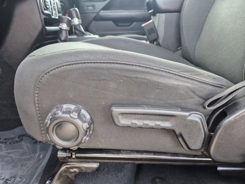 Used 2018 Jeep Wrangler Unlimited Sahara image 12