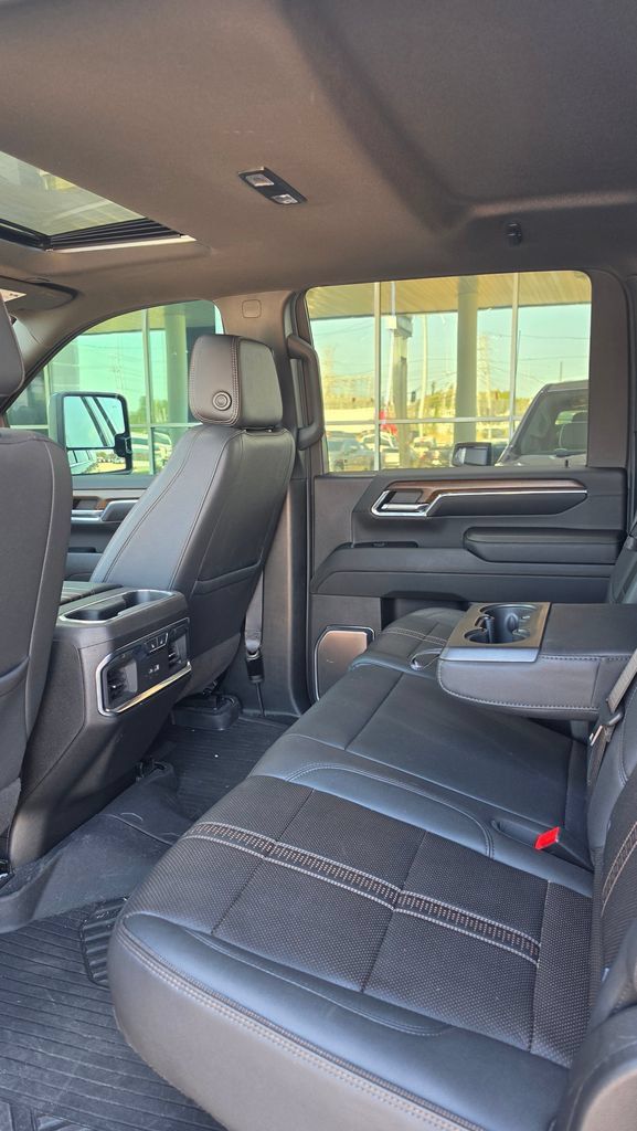 Used 2024 Chevrolet Silverado 2500 High Country w/ High Country Premium Package AWD/4WD image 9